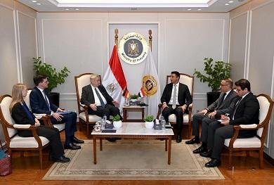 وزارة الصناعة تستضيف مائدة مست...