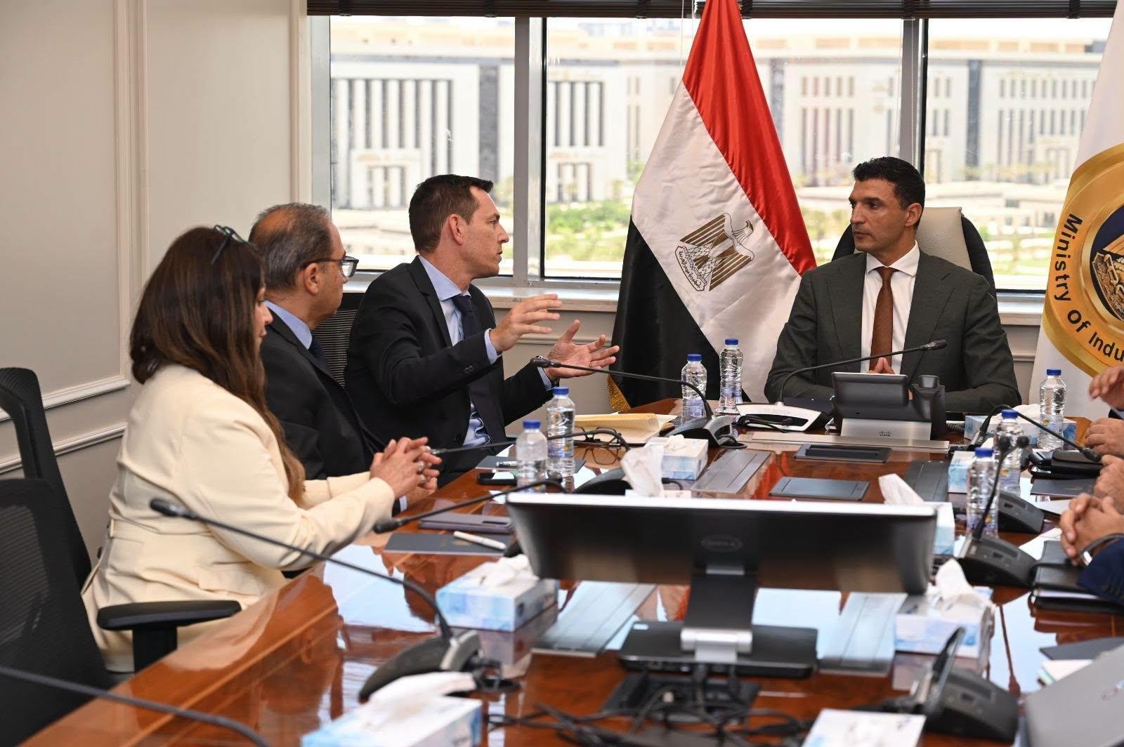 وزير الصناعة يبحث خطط شركة شنا...