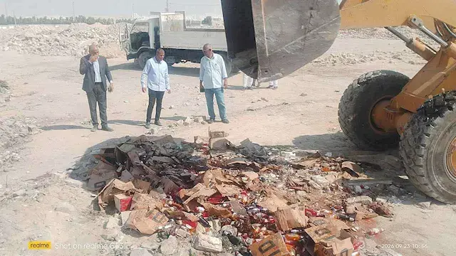 إعدام 600 زجاجة خمور مجهولة المصدر في المنيا - صور