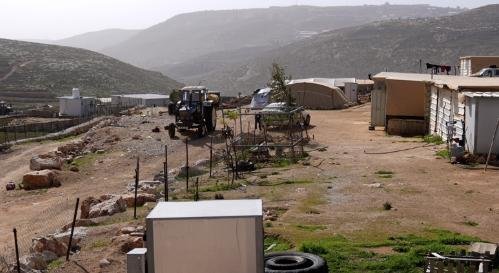 فلسطيني يحاصره مستوطنون: جيش ا...