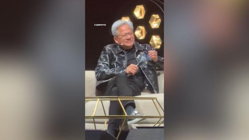 عبر مكبر صوت هاتف رئيس "إنفيديا".. ترامب عن مخاوف الذكاء الاصطناعي: خدعة