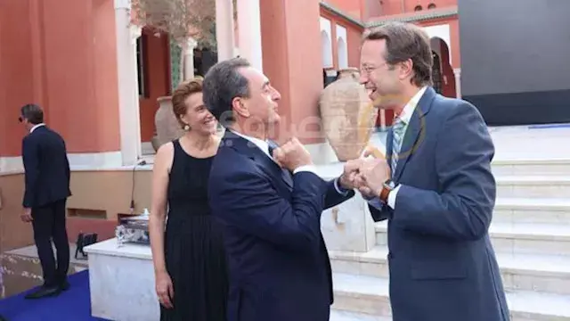 بالأحضان.. سفيرا إسبانيا وفرنس...