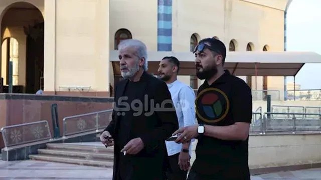 بالصور.. أول ممثل يصل عزاء عبد الرحمن أبو زهرة بمسجد المشير