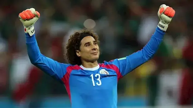 حقيقة الـ6 أصابع وسر الرقم 13.. معلومات صادمة عن حارس المكسيك جييرمو أوتشوا