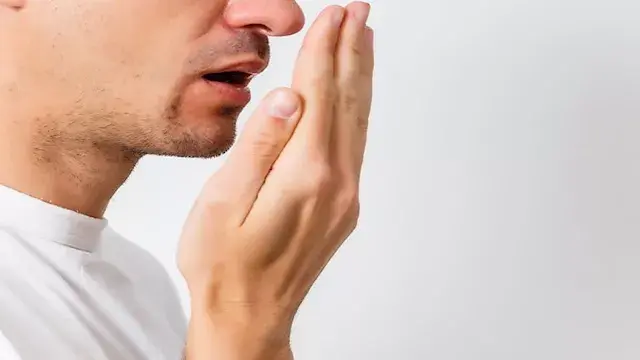هل ترتبط رائحة الفم الكريهة بمشكلات المعدة؟