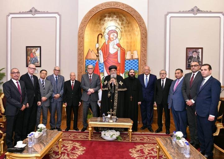 البابا تواضروس الثاني يستقبل ر...