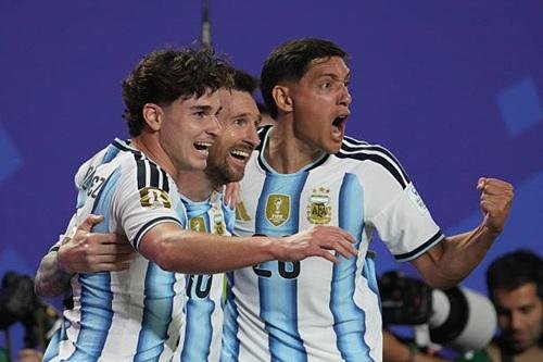 ألفاريز وميسي في هجوم الأرجنتي...