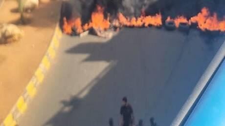 لبنان.. محتجون يقطعون الطريق بالإطارات بمنطقة الجناح في بيروت (فيديو)