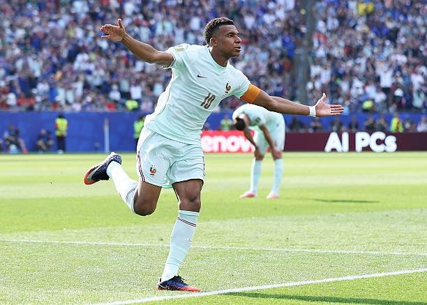 بعد إصابته.. هل يشارك مبابي في كلاسيكو برشلونة وريال مدريد؟