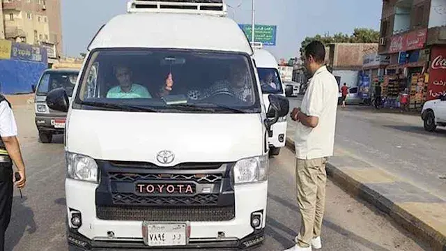 الجيزة تسلم 20 رخصة سرفيس جديد...