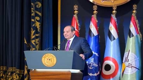 السيسي: "صحيت الساعة 5 الصبح ومحدش صحي معايا" (فيديو)