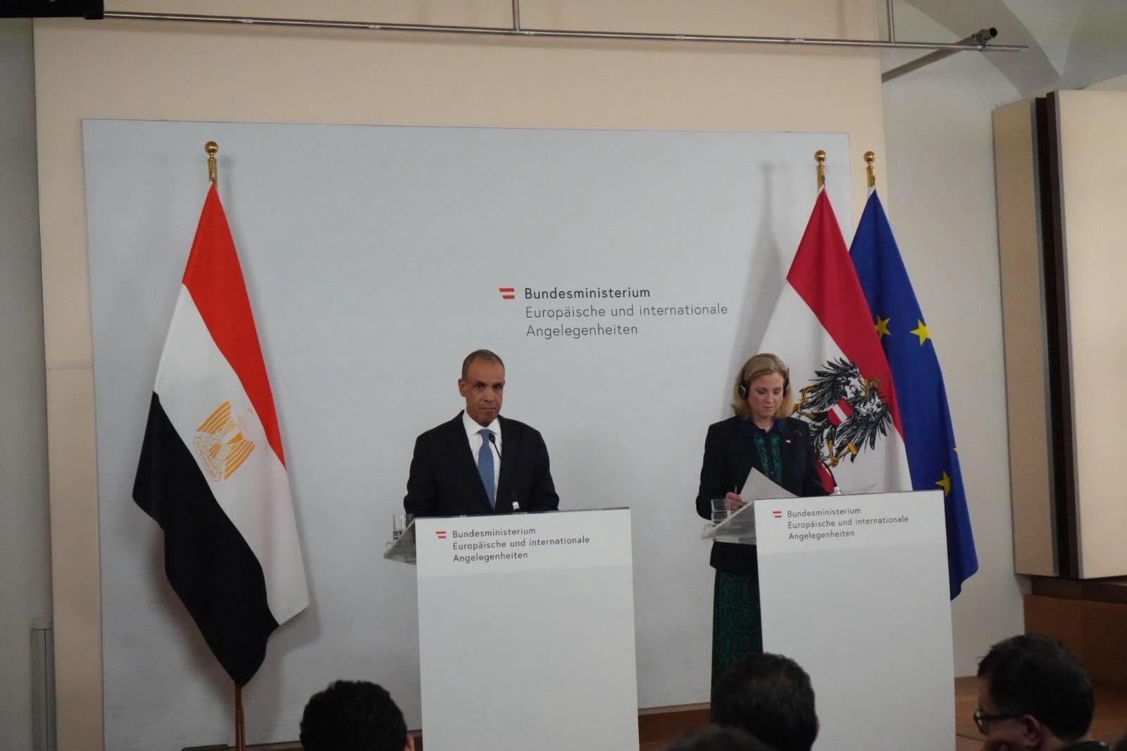 وزير الخارجية يؤكد أهمية تمكين...