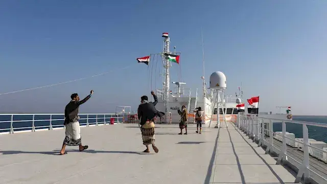 رويترز: الحوثيون يدرسون فرض رس...