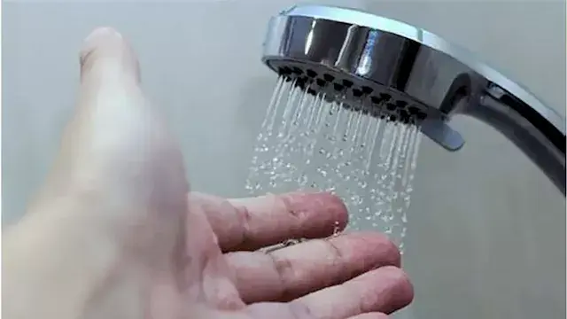 دوخة وإغماء.. طبيب يكشف مخاطر الصدمة الحرارية أثناء الاستحمام