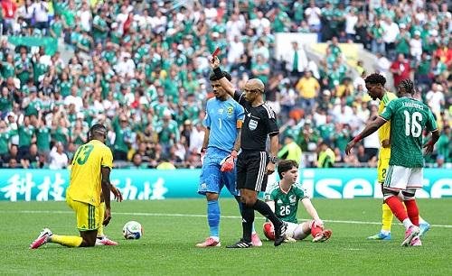 مدافع جنوب إفريقيا يتلقى الطرد...