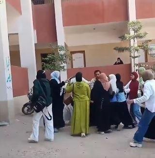 تعليم الشرقية توضح حقيقة فيديو...