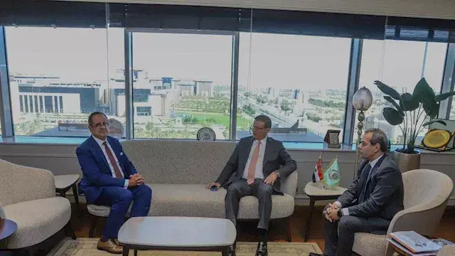 وزير الزراعة يبحث مع سفير مصر...