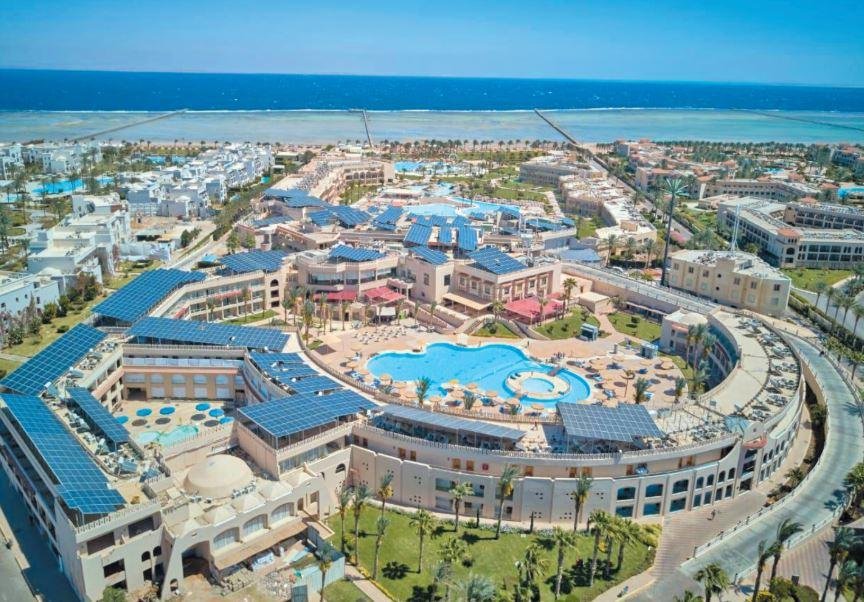 مستثمرو السياحة بمرسى علم: التوسع فى مشروعات الطاقة البديلة يعيد الروح إلى فنادق البحر الأحمر