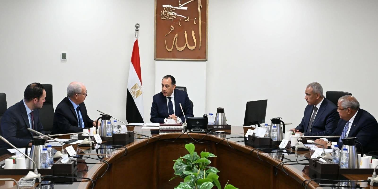 رئيس الوزراء يتابع مستجدات جهو...