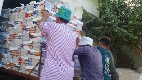 توزيع الكتب الدراسية على الادا...