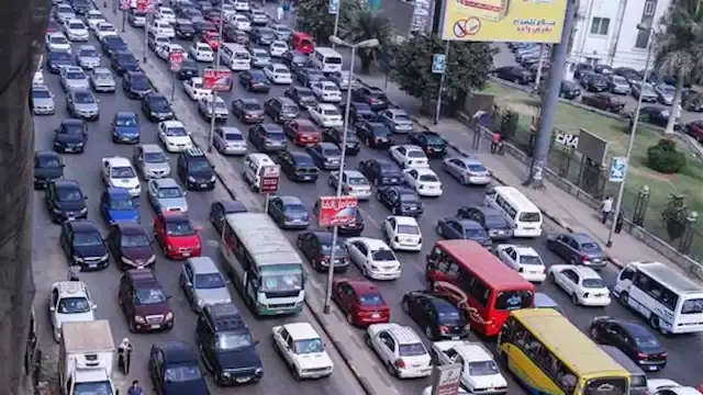 النشرة المرورية.. كثافات متحركة بمحاور وميادين القاهرة والجيزة