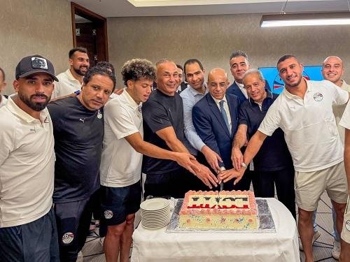 سفير مصر يهنئ المنتخب بعد الفو...
