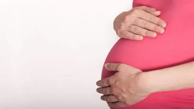 من الصداع إلى ارتفاع الضغط.. علامات مبكرة لا يجب تجاهلها أثناء الحمل