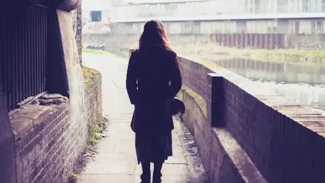لماذا تشعر أحيانا أن شخصا ما ي...