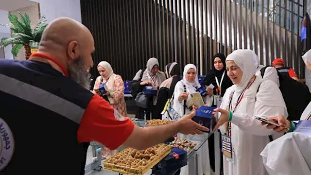 وزيرة التضامن تطمئن على حجاج ا...
