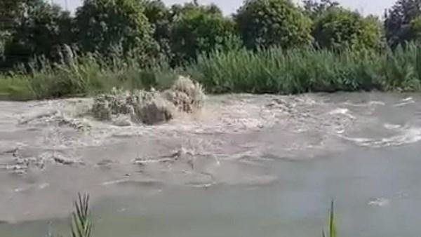 كسر ماسورة غاز أسفل ترعة الإسم...