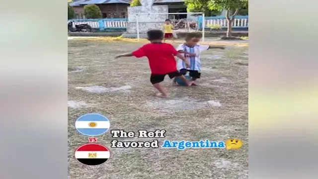 أطفال يعيدون تمثيل مباراة مصر...