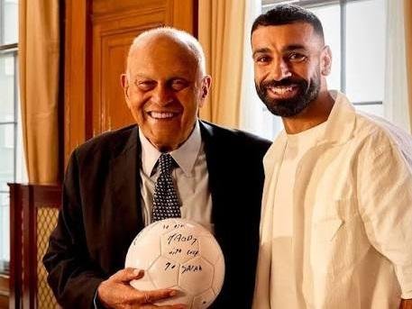 يشبه مجدي يعقوب ونجيب محفوظ.....