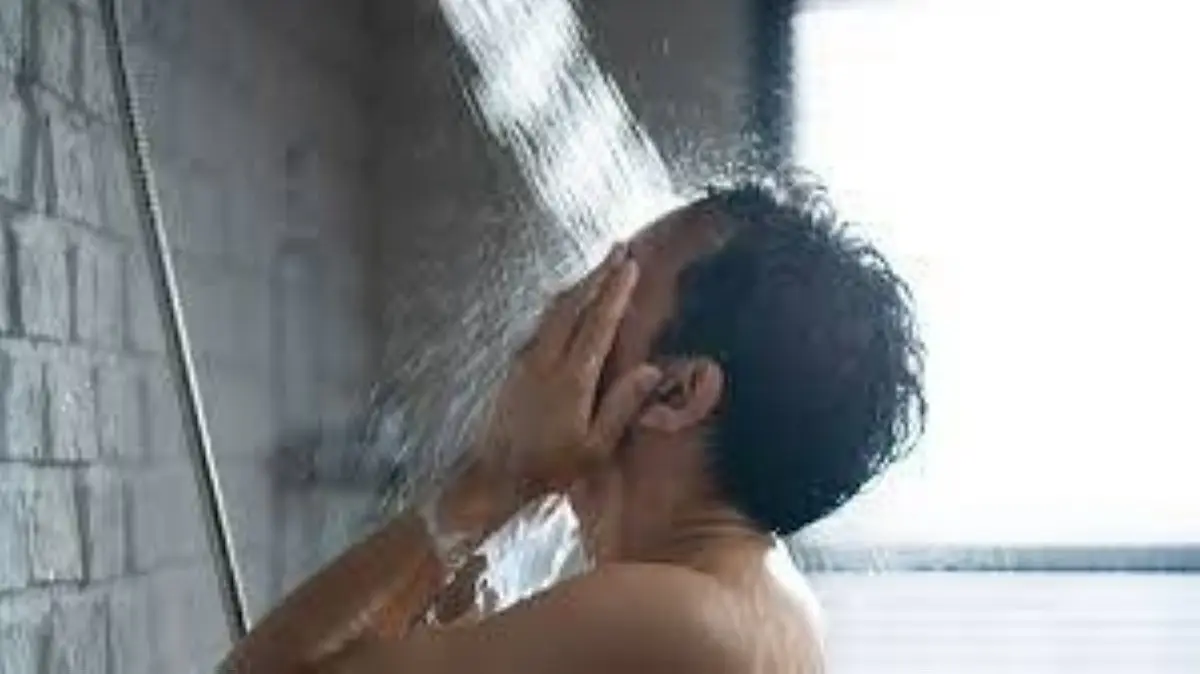 بلاش حر الصيف يخدعك.. عادة شائعة فى الاستحمام قد تضرك بشكل كبير