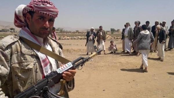احتجاجًا على مقتل أحد عناصرهم.. مسلحون حوثيون يقطعون الطريق الساحلي المؤدي إلى الخوخة