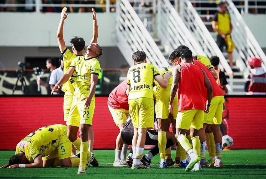المغرب الفاسي يتوج بلقب الدوري...
