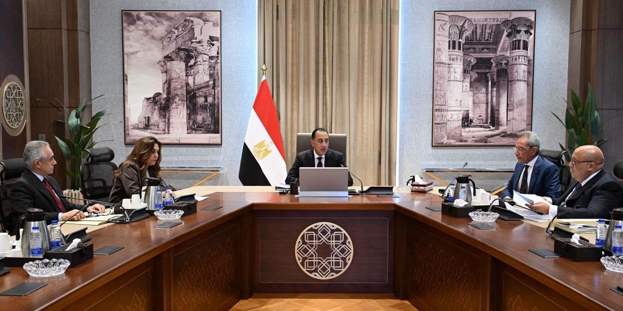 رئيس الوزراء يستعرض تعديلات قا...