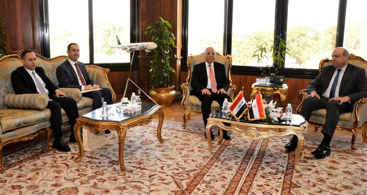 وزير الطيران المدني يبحث مع سف...