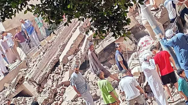 انهيار منزل من 4 طوابق فى المنيا والبحث عن ضحايا أسفل الأنقاض -صور