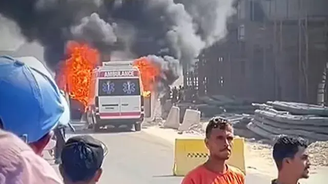 حريق يلتهم سيارة إسعاف أثناء س...