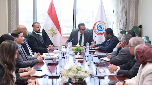 وزير الصحة يبحث تطوير مستشفى ا...