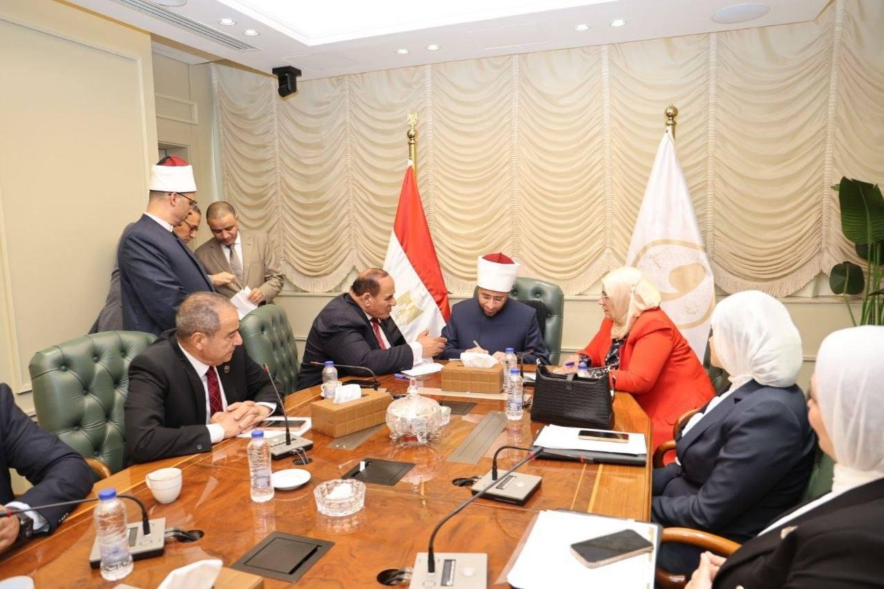 وزير الأوقاف يبحث مع عدد من ال...