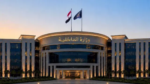 "سايب مراتك وبتعمل ايه".. فحص فيديو لـ سيدة ضبطت زوجها مع فتيات داخل سيارة بالإسماعيلية