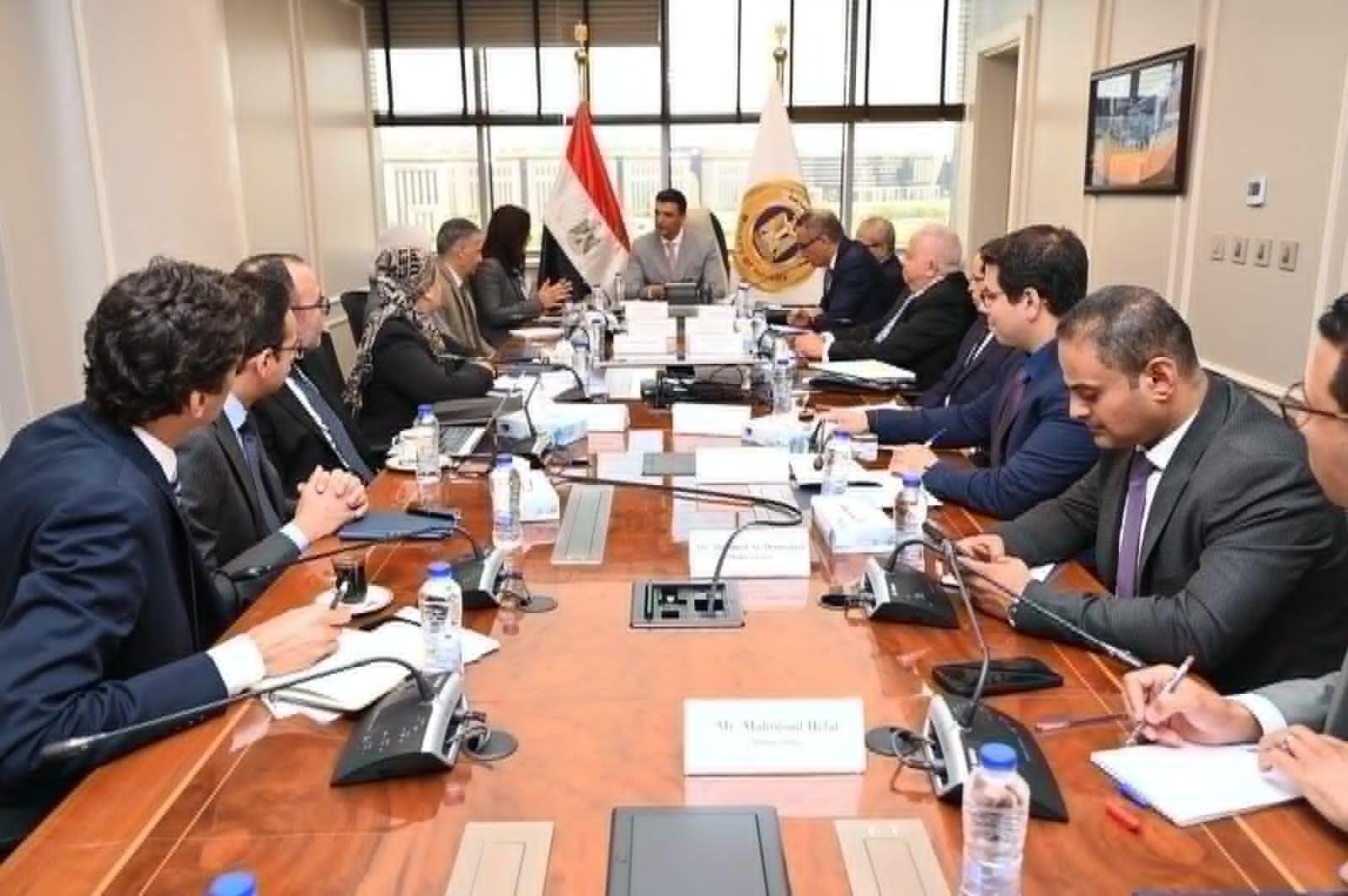 وزير الصناعة يبحث مع برنامج ال...