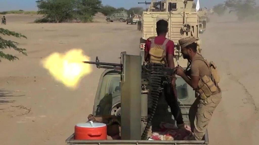 هجمات حوثية على مطارات سعودية.. واليمن يسجل أكثر من 330 قتيلا ونزوح 200 ألف شخص