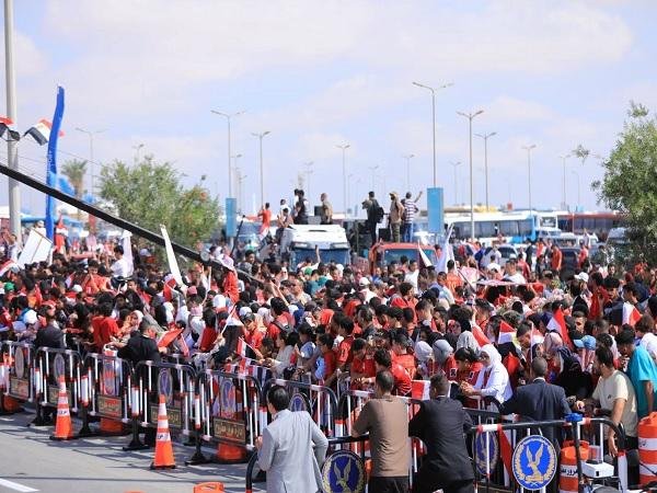 حشود جماهيرية بمطار العلمين لا...
