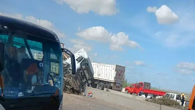 بالصور- انقلاب سيارة نقل ثقيل...