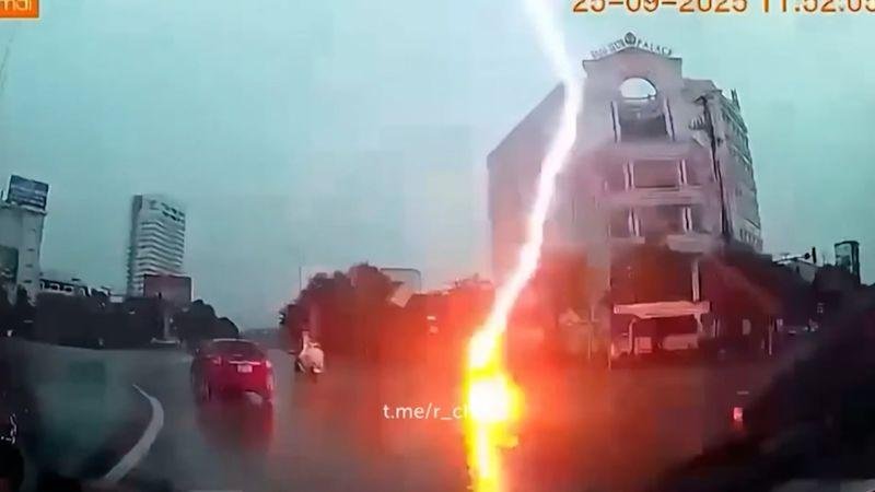 سائقة دراجة نارية تُصاب بصاعقة في فيتنام