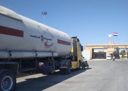معبر رفح البري يواصل إدخال شاحنات المساعدات والأفراد لإغاثة قطاع غزة