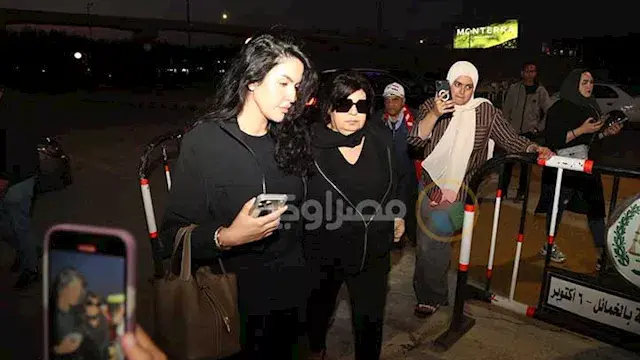 فيفي عبده تصل عزاء سهير زكي (صور)