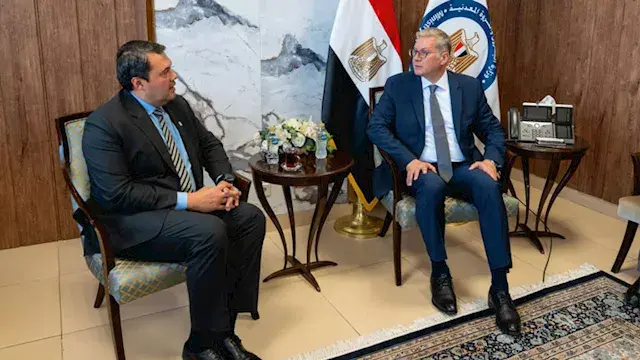 وزير البترول يبحث مع AIQ الإما...